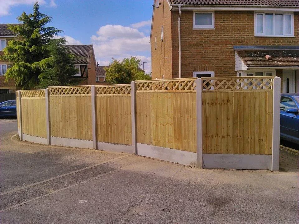 Trellis-topped fencing to a front garden with concrete posts