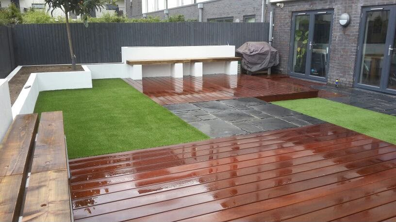 Hardwood decking with white rendered seating wall