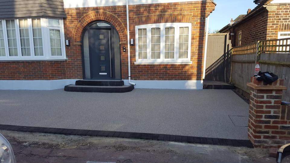 Finished resin-bound driveway with clean seamless surface